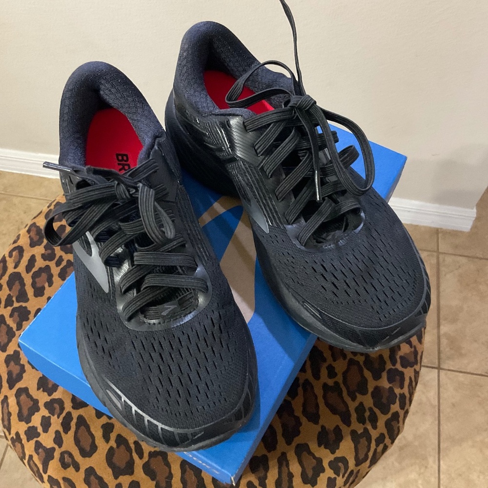 Brooks GTS18 tennis shoes,  size 5 1/2 wide.  Black